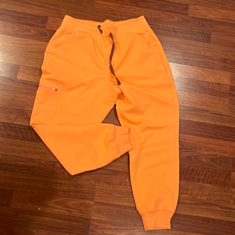 Large petite Figs high waisted joggers and Medium Rafaela top.